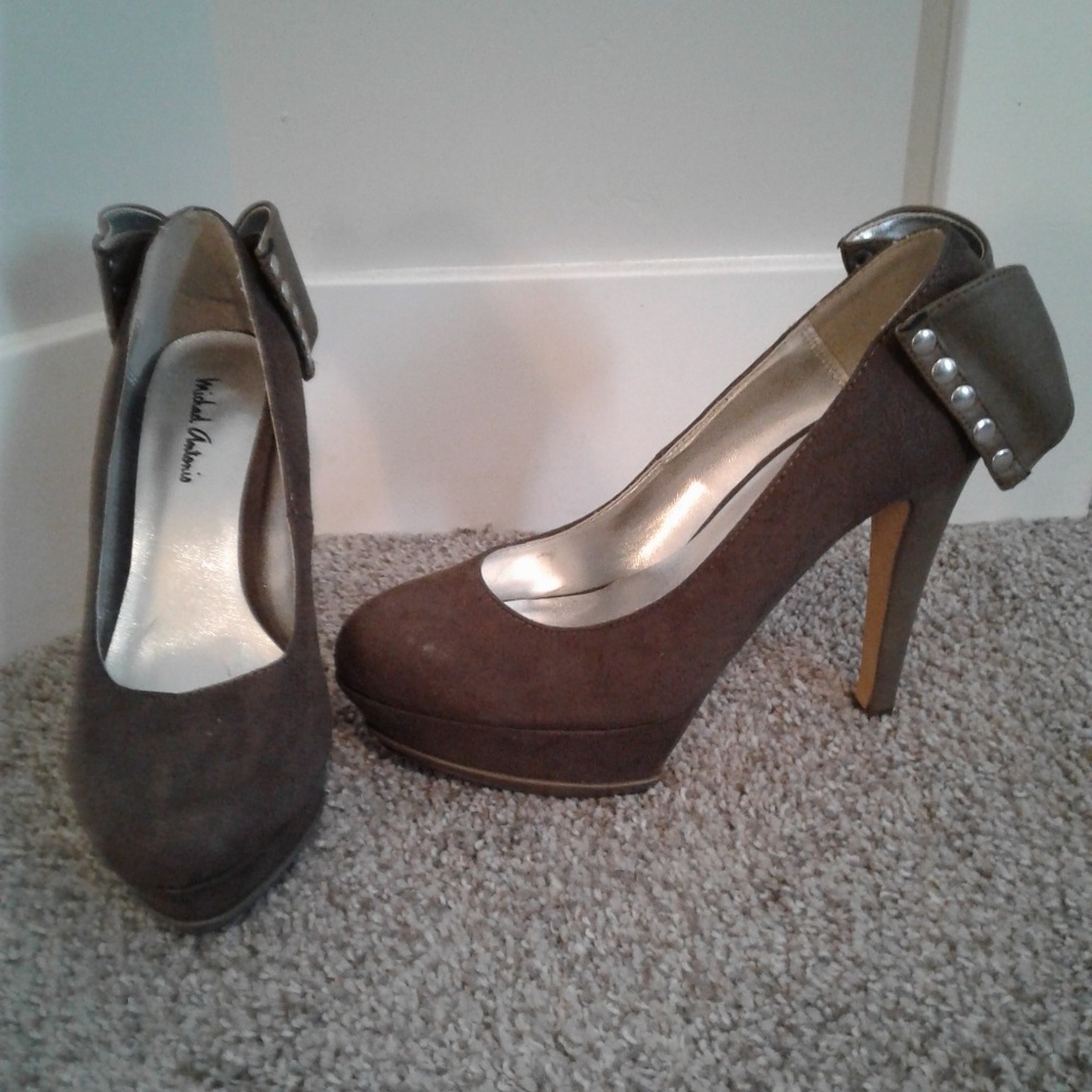 Brown bow heels